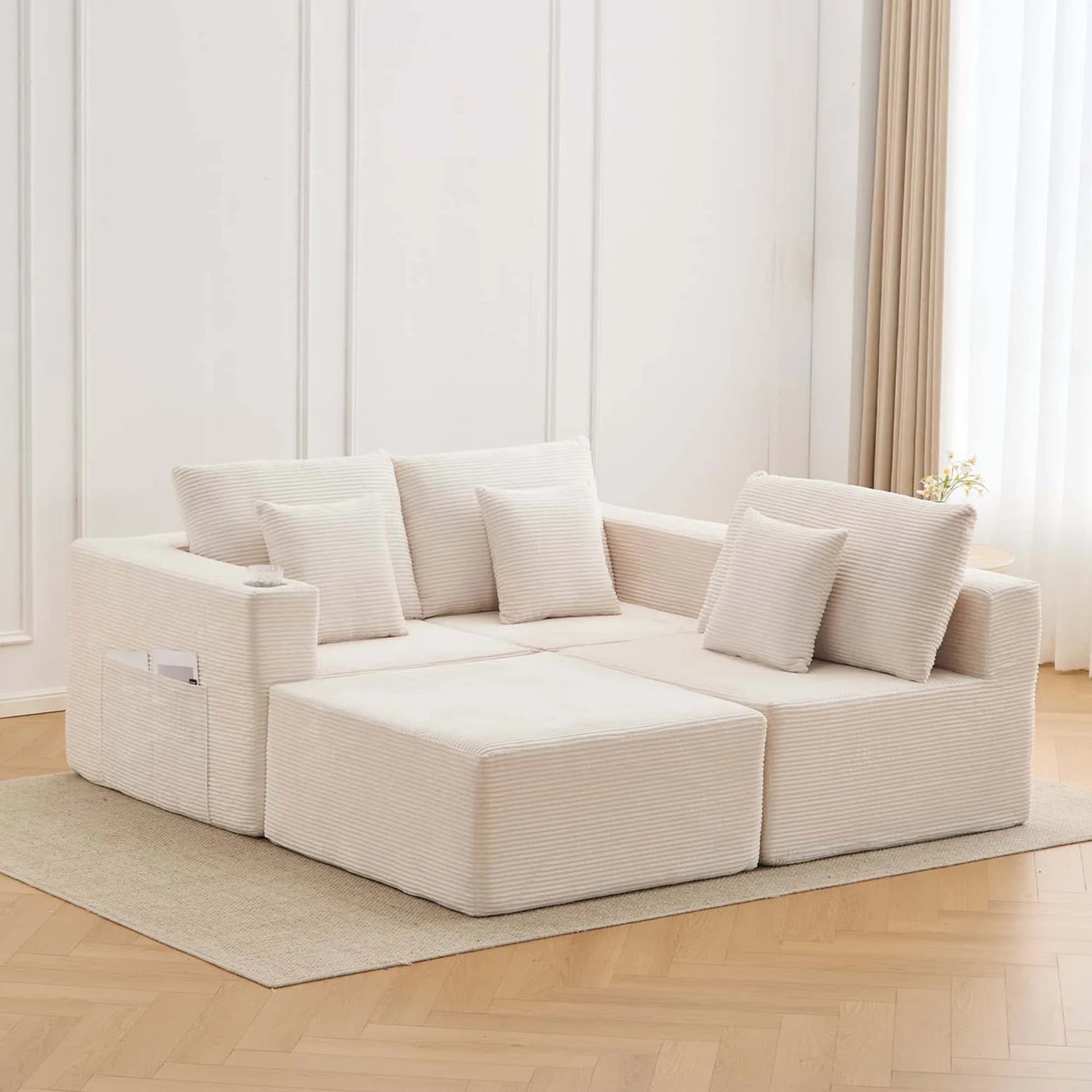 Canapé modulaire blanc cassé avec coussins carrés et modules d’assise compressés