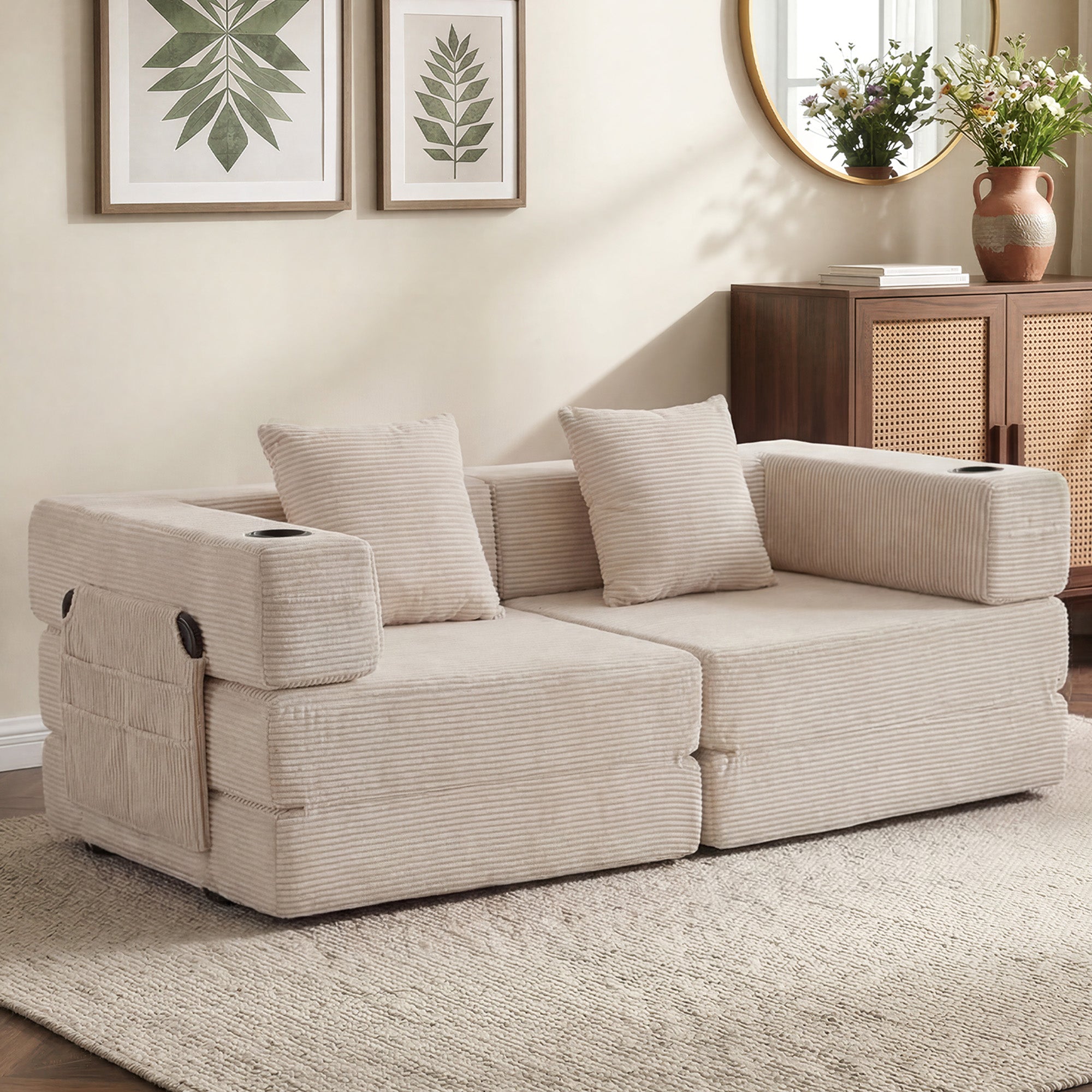 Canapé beige en velours côtelé, modules d’assise rectangulaires et coussins assortis