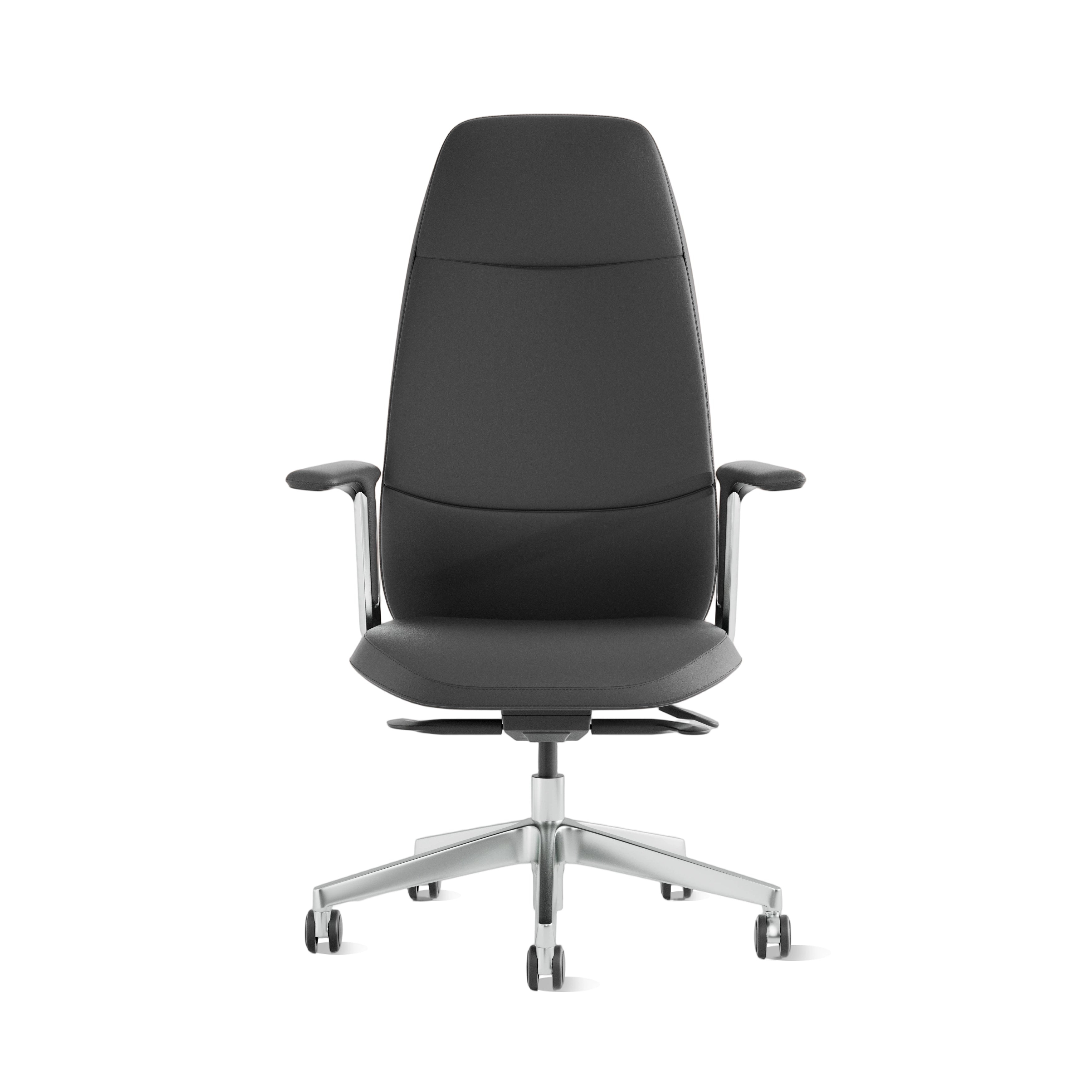 Chaise de bureau en cuir noir, dossier haut, accoudoirs et base à roulettes.