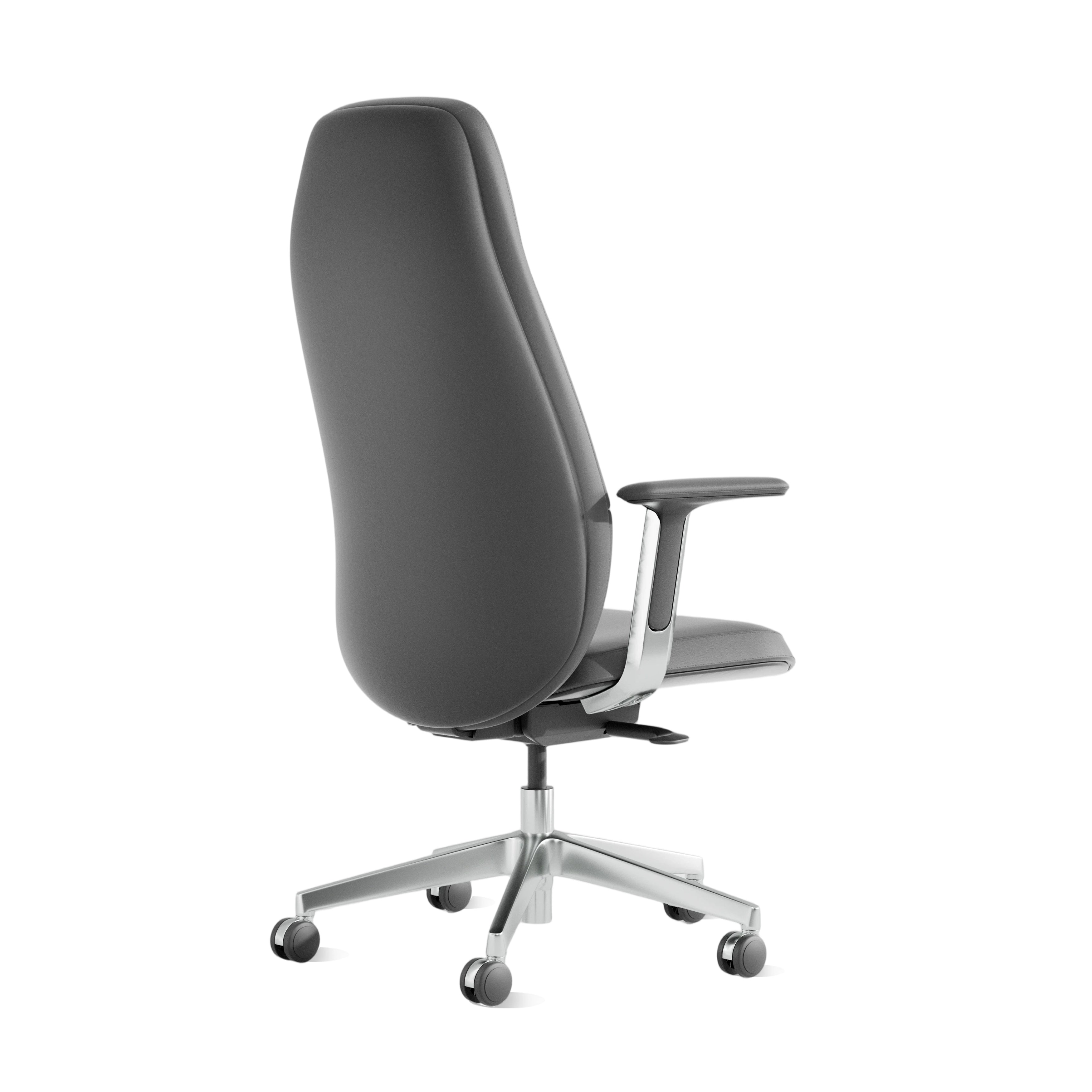 Chaise de bureau en cuir foncé, dossier haut, accoudoirs et piètement à roulettes.