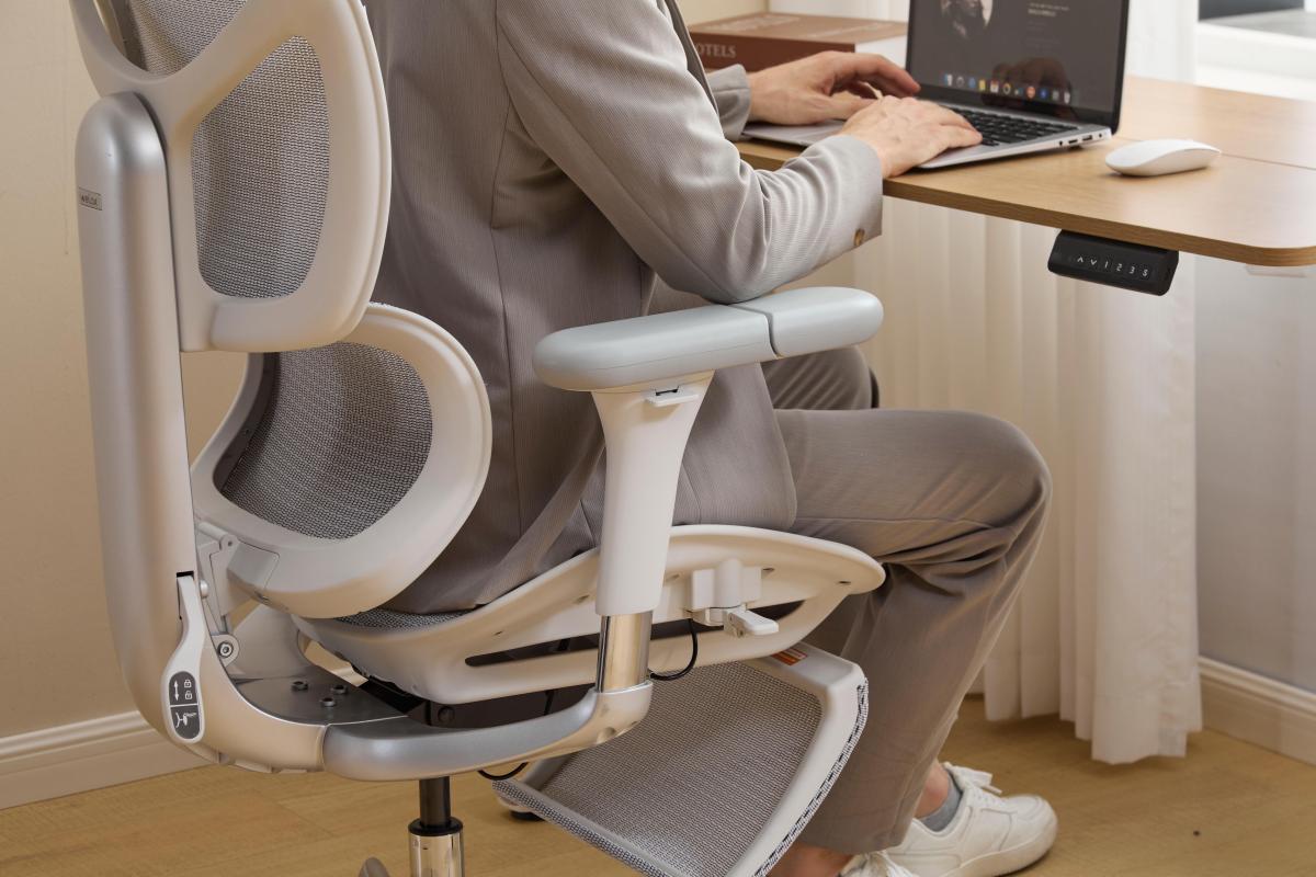 Comment les accoudoirs réglables améliorent la frappe et l’utilisation de la souris : guide ergonomique complet