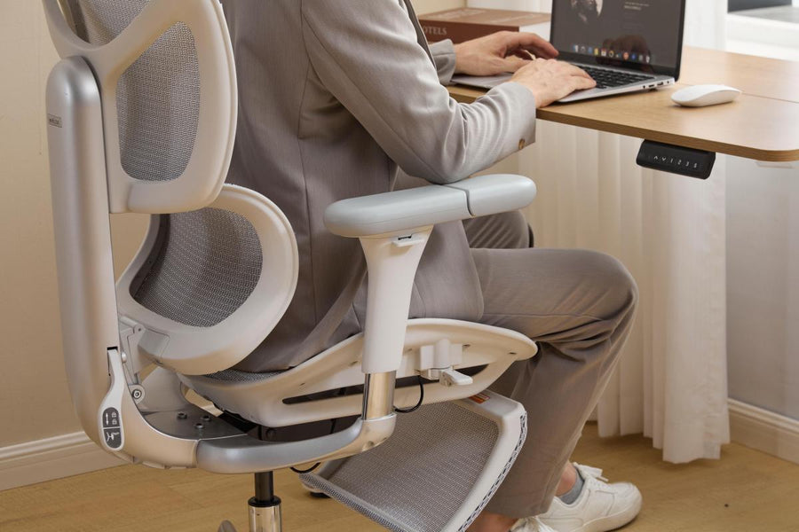 Comment les accoudoirs réglables améliorent la frappe et l’utilisation de la souris : guide ergonomique complet