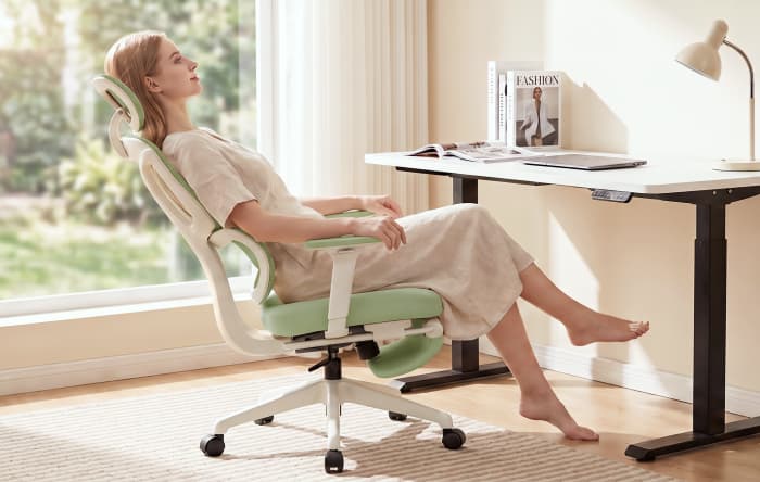 How do you choose the right mesh, foam, and gas lift for an ergonomic chair?