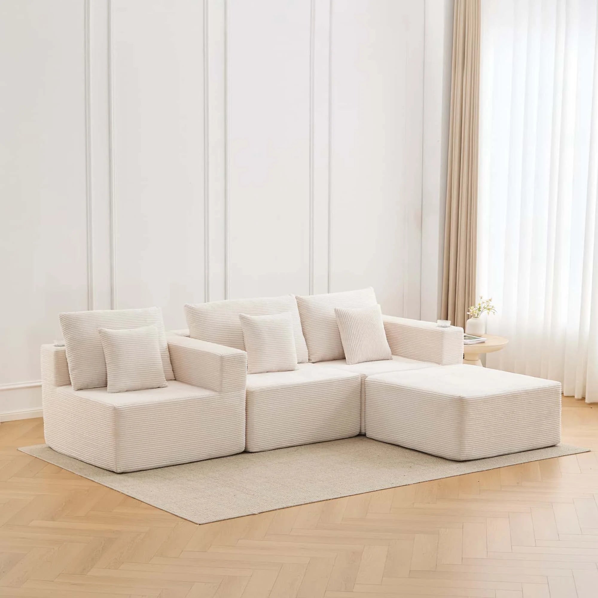 Canapé modulaire Hestia blanc en tissu côtelé, configuration d’angle avec coussins