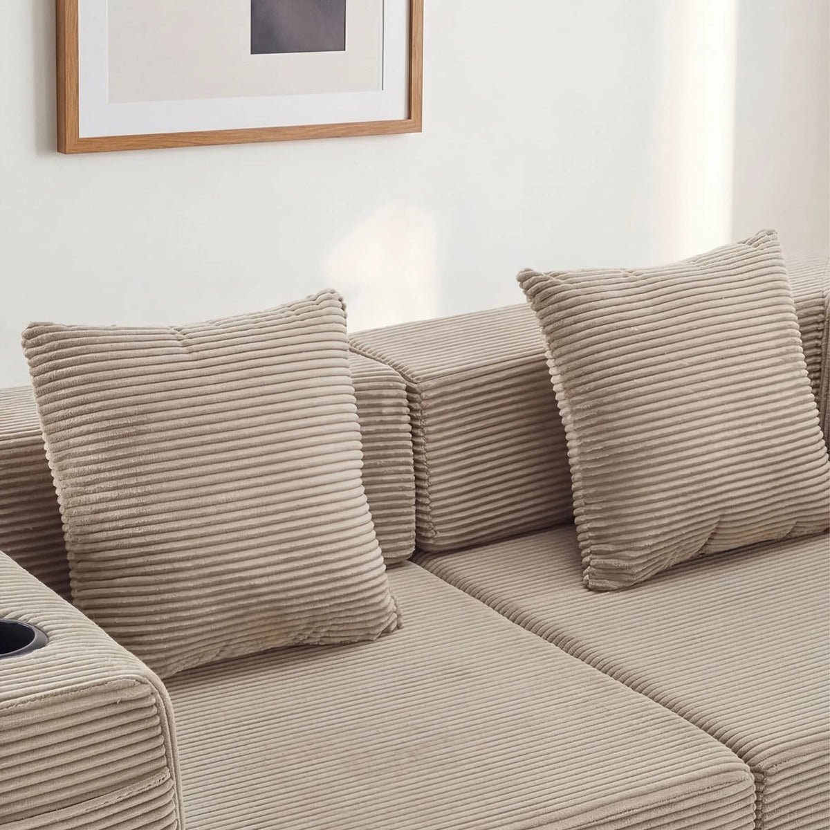 Banquette 2 places en velours côtelé beige avec coussins et assise rembourrée.