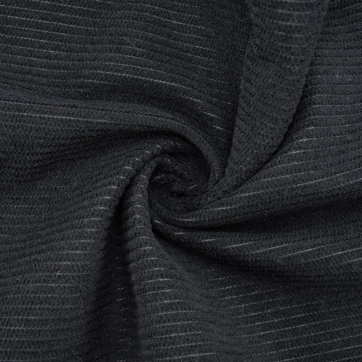 Tissu du canapé noir texturé, motif côtelé fin visible en gros plan