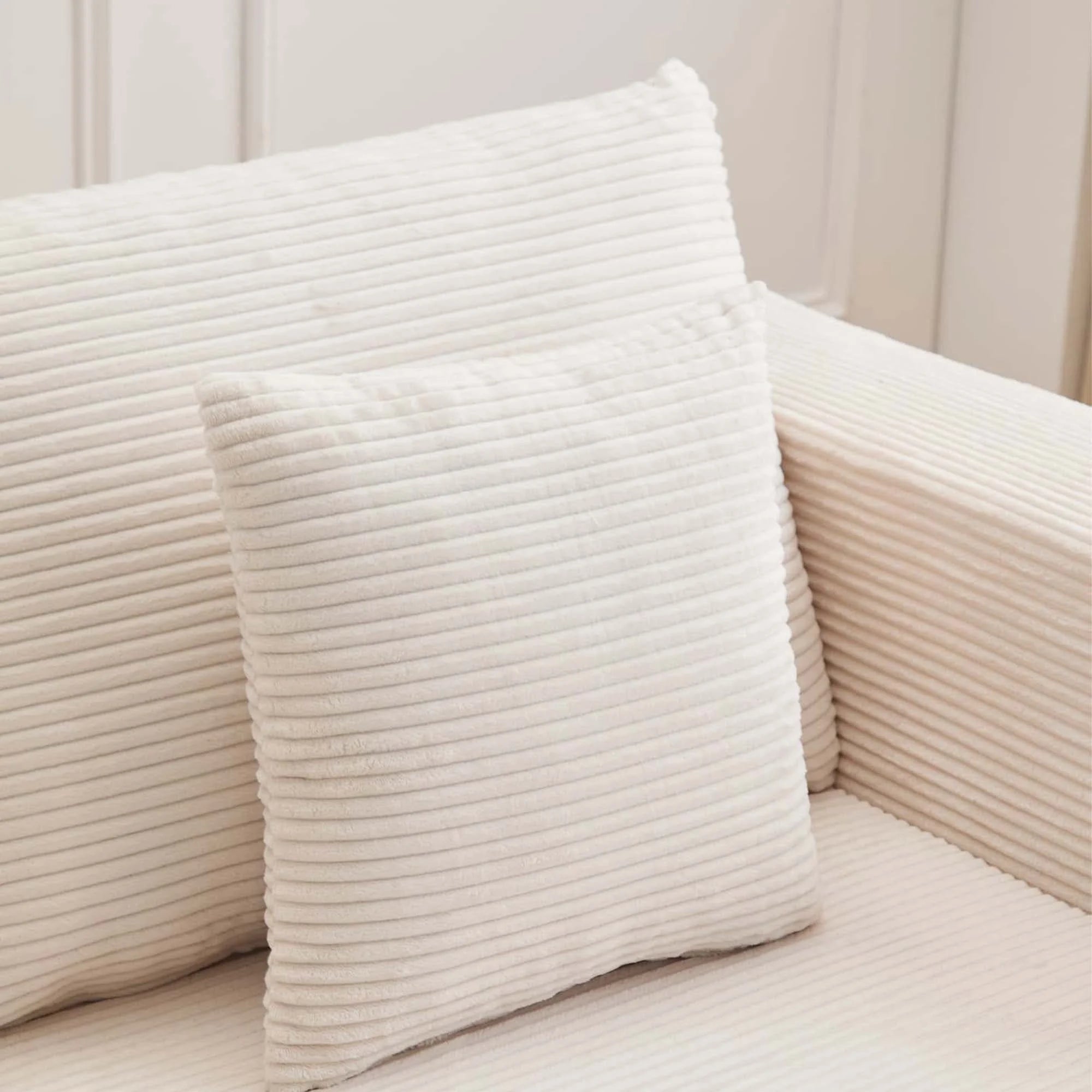 Canapé Hestia blanc en tissu côtelé, coussins de dossier épais à texture rayée