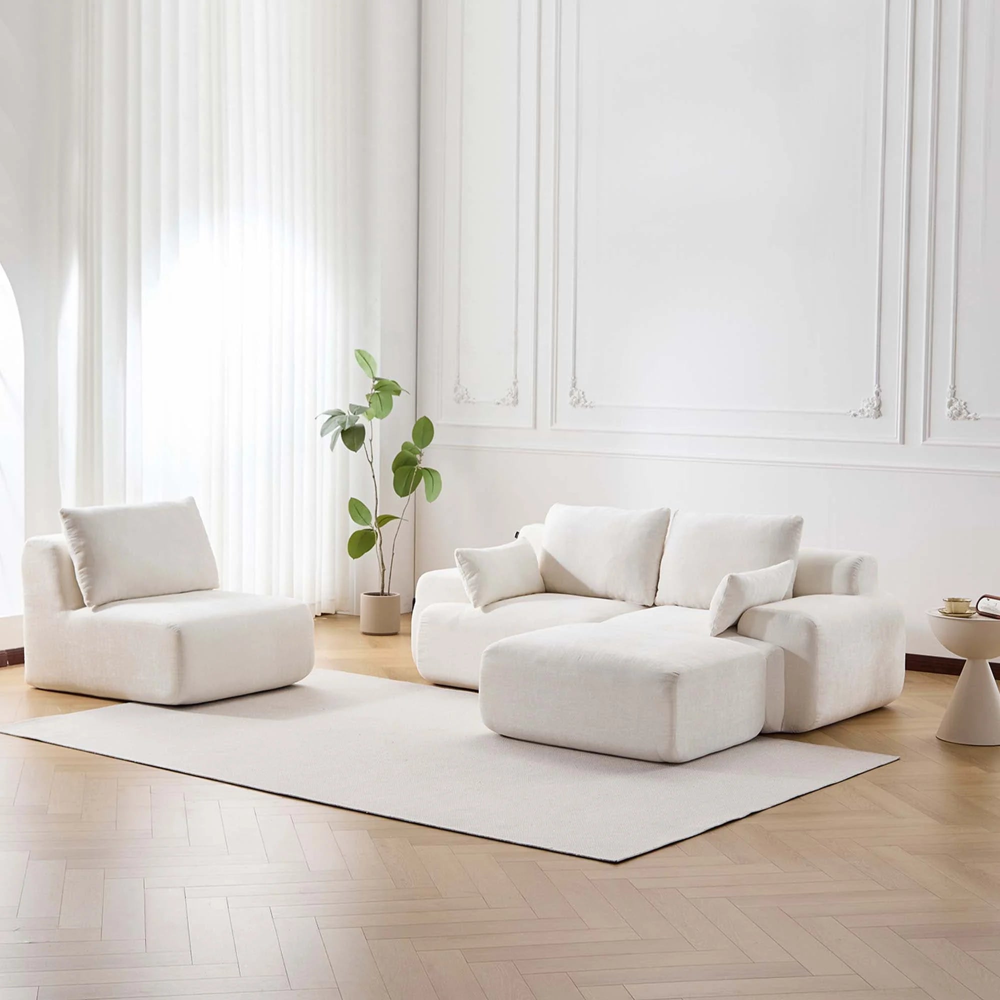 Canapé sectionnel compressé beige clair avec pouf, coussins épais et pieds courts