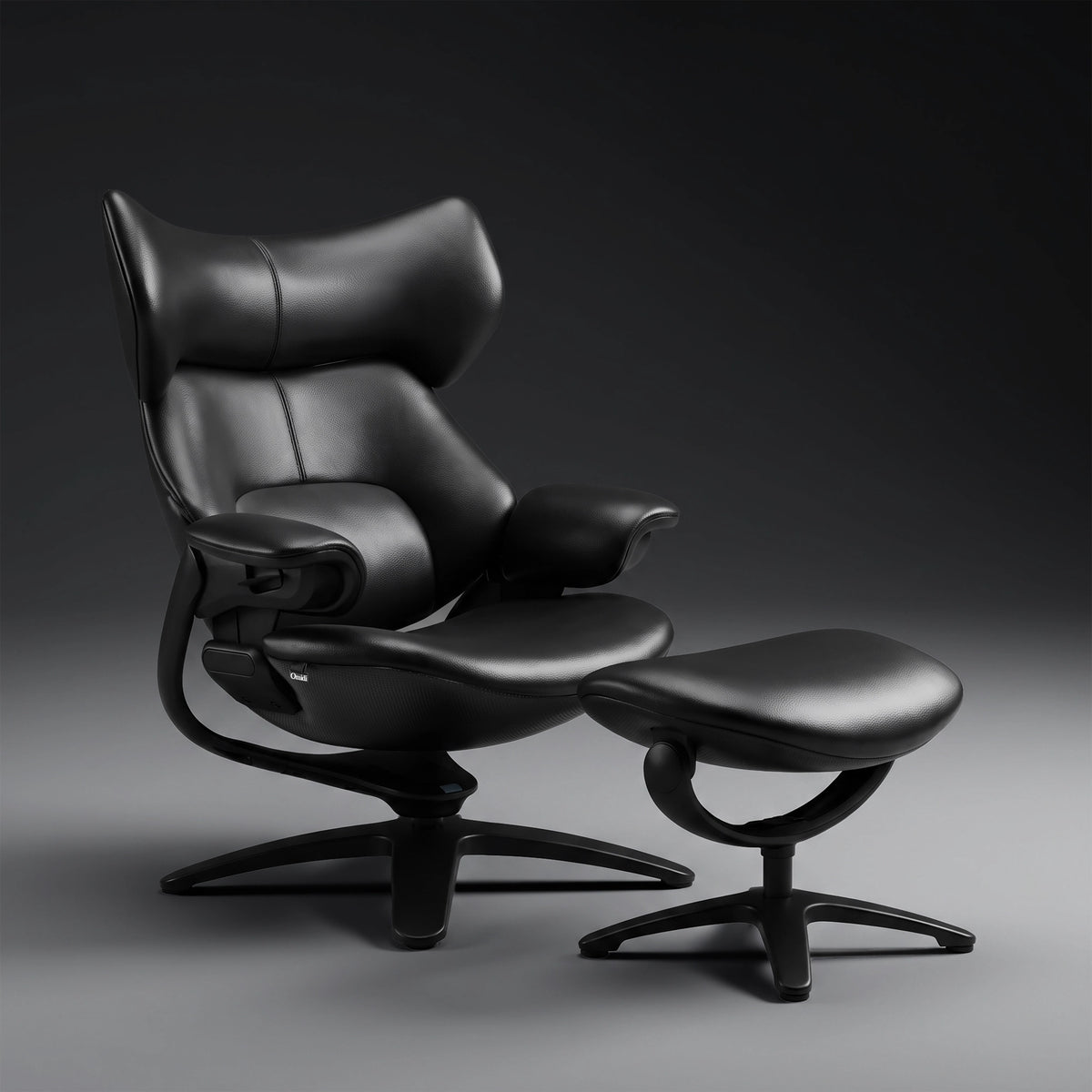 Fauteuil de détente noir avec repose-pieds et appui-tête rembourré, vue 3/4