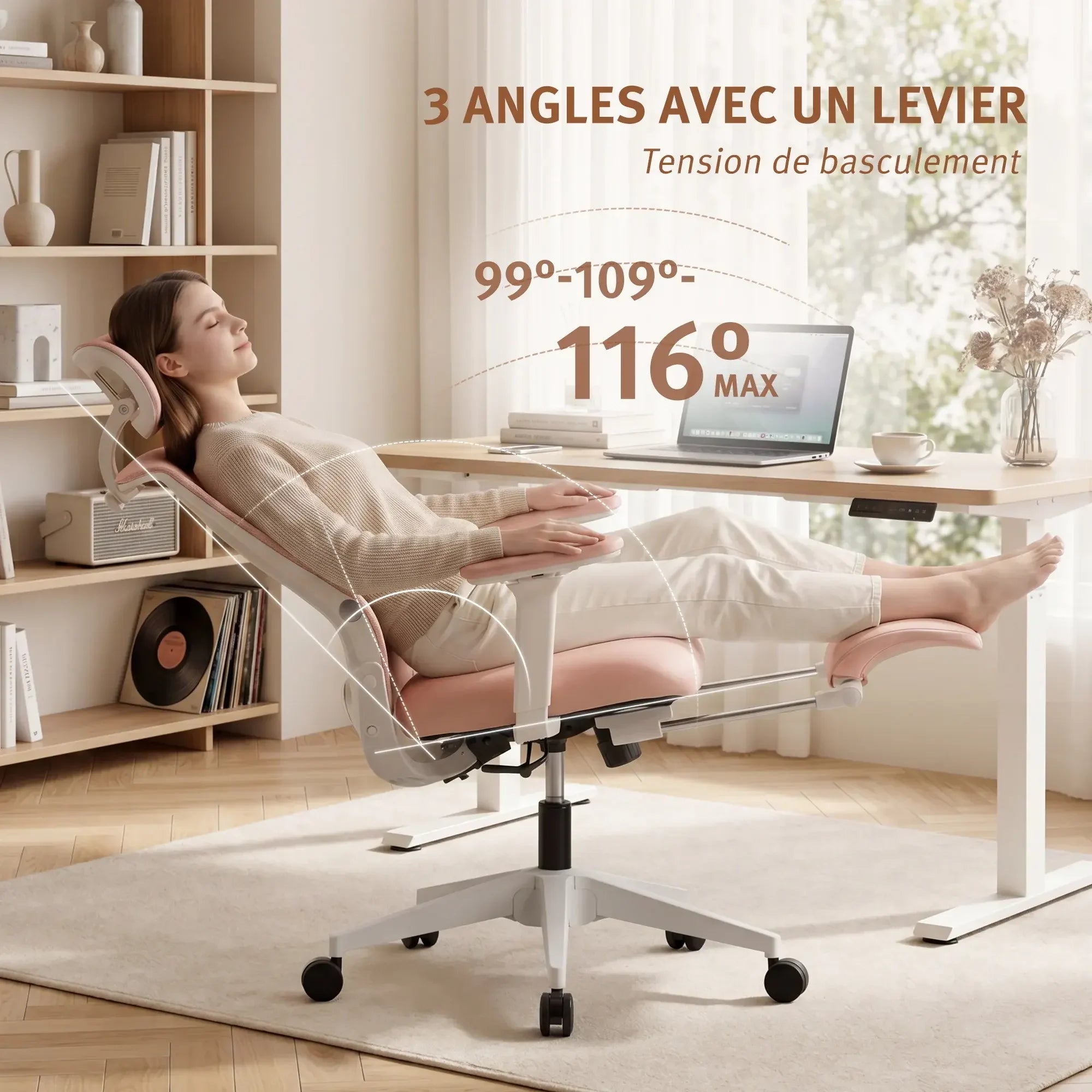 Chaise de bureau ergonomique avec dossier inclinable beige, accoudoirs, base à roulettes.