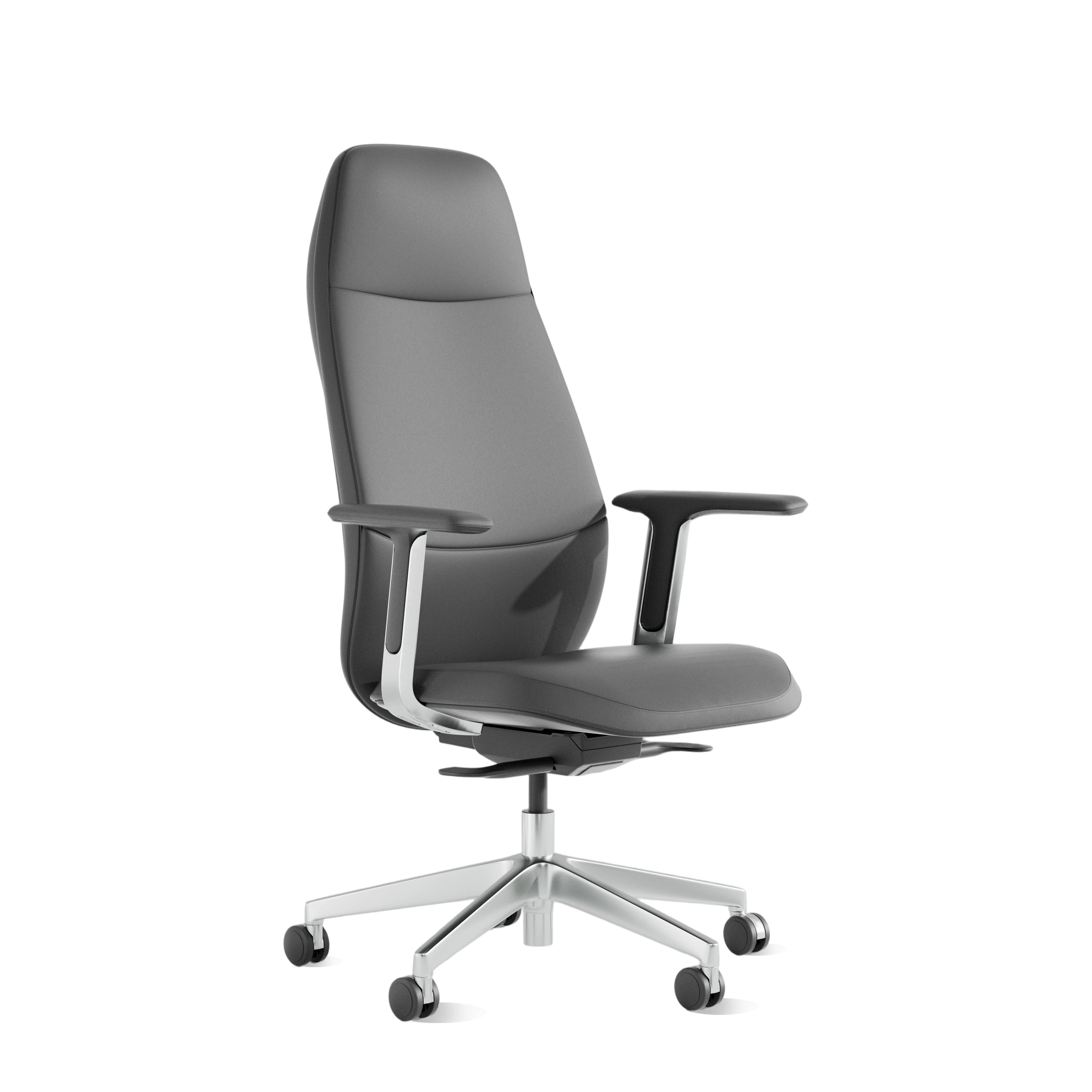 Chaise de bureau en cuir noir, vue trois quarts, accoudoirs et base à roulettes.