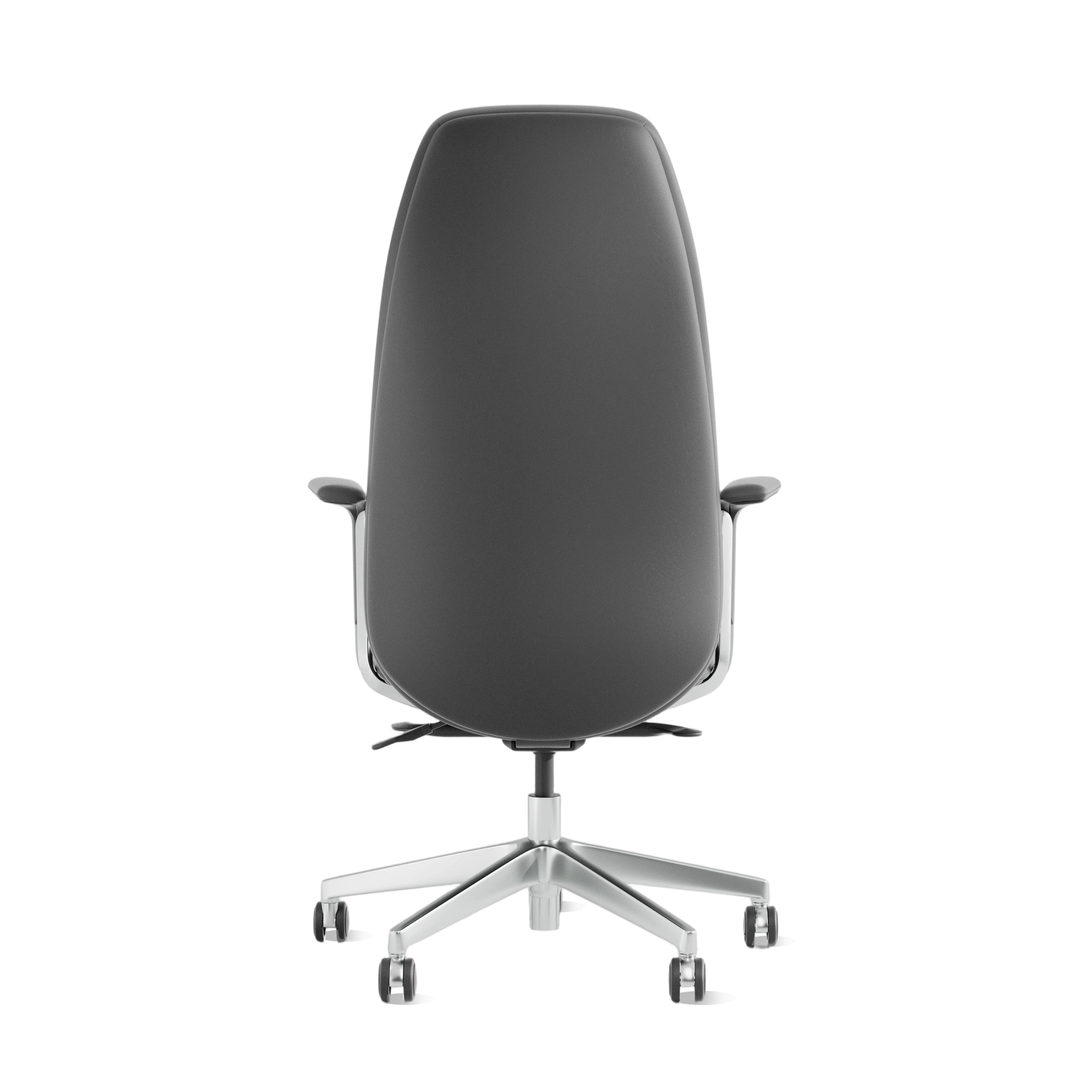 Chaise de bureau en cuir foncé, dossier haut, accoudoirs et base à roulettes.