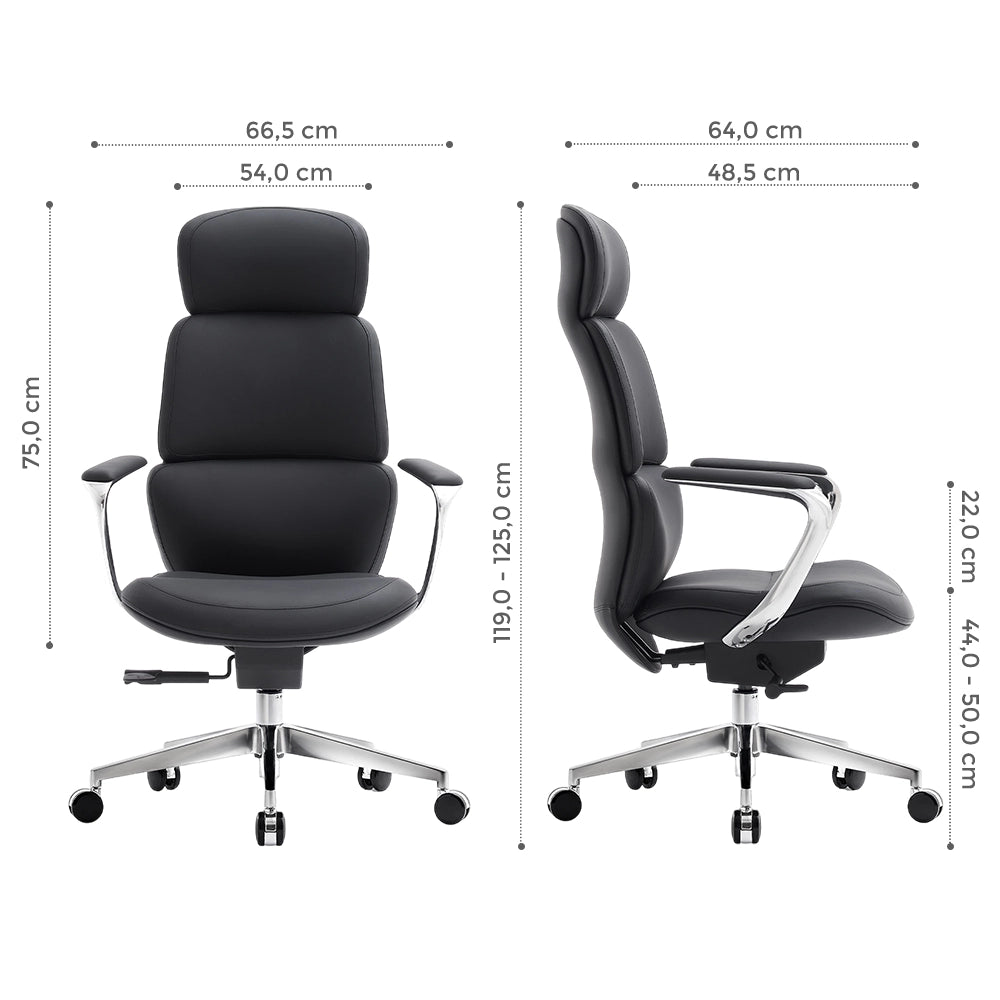 Chaise de bureau pivotante en cuir gris foncé, dossier haut et accoudoirs, base chromée à roulettes.