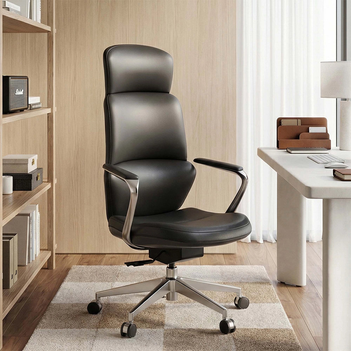 Chaise de bureau pivotante en cuir gris foncé avec dossier haut, accoudoirs et base à roulettes.