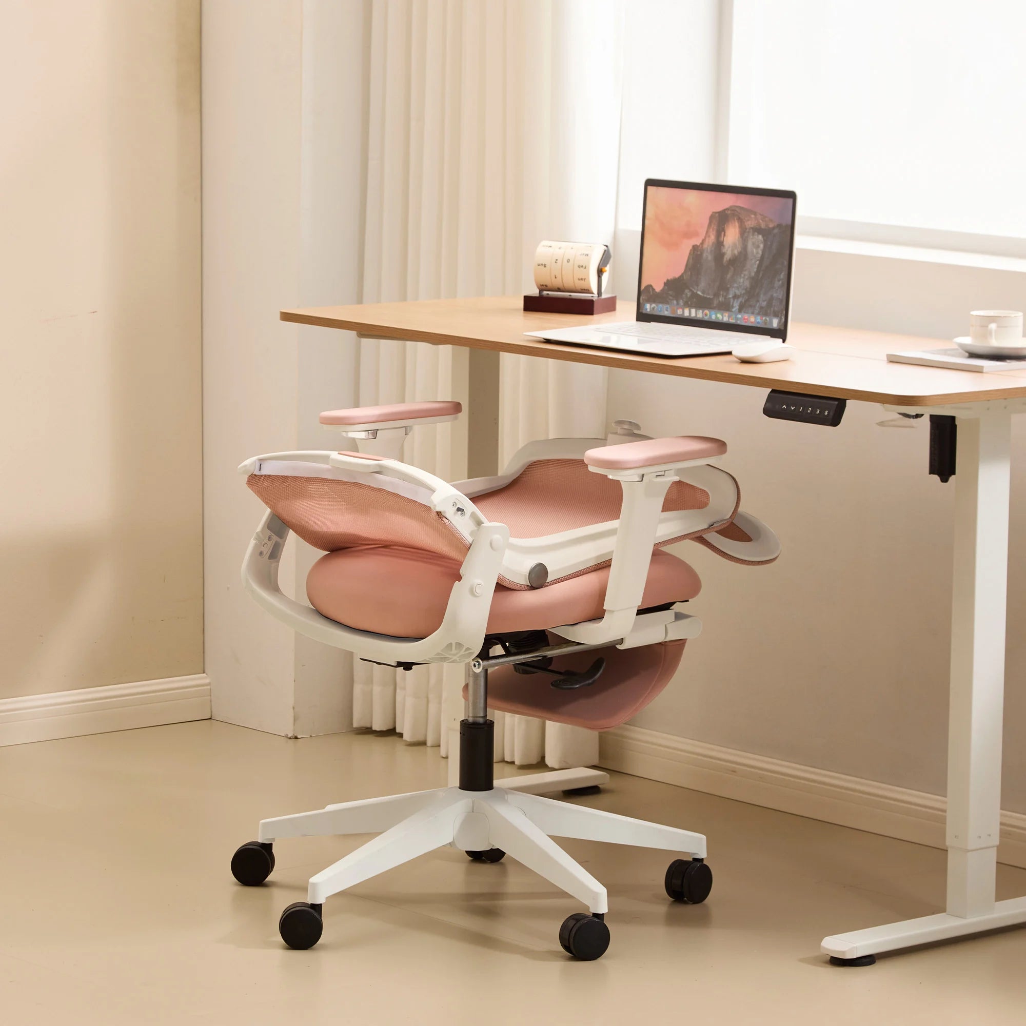 Chaise de bureau ergonomique rose, appui-tête et accoudoirs, base blanche à roulettes