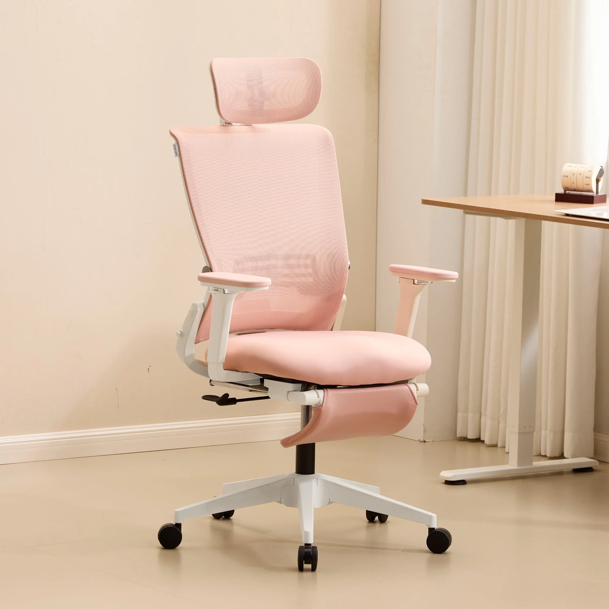Chaise de bureau ergonomique rose, assise rembourrée et dossier haut, roulettes