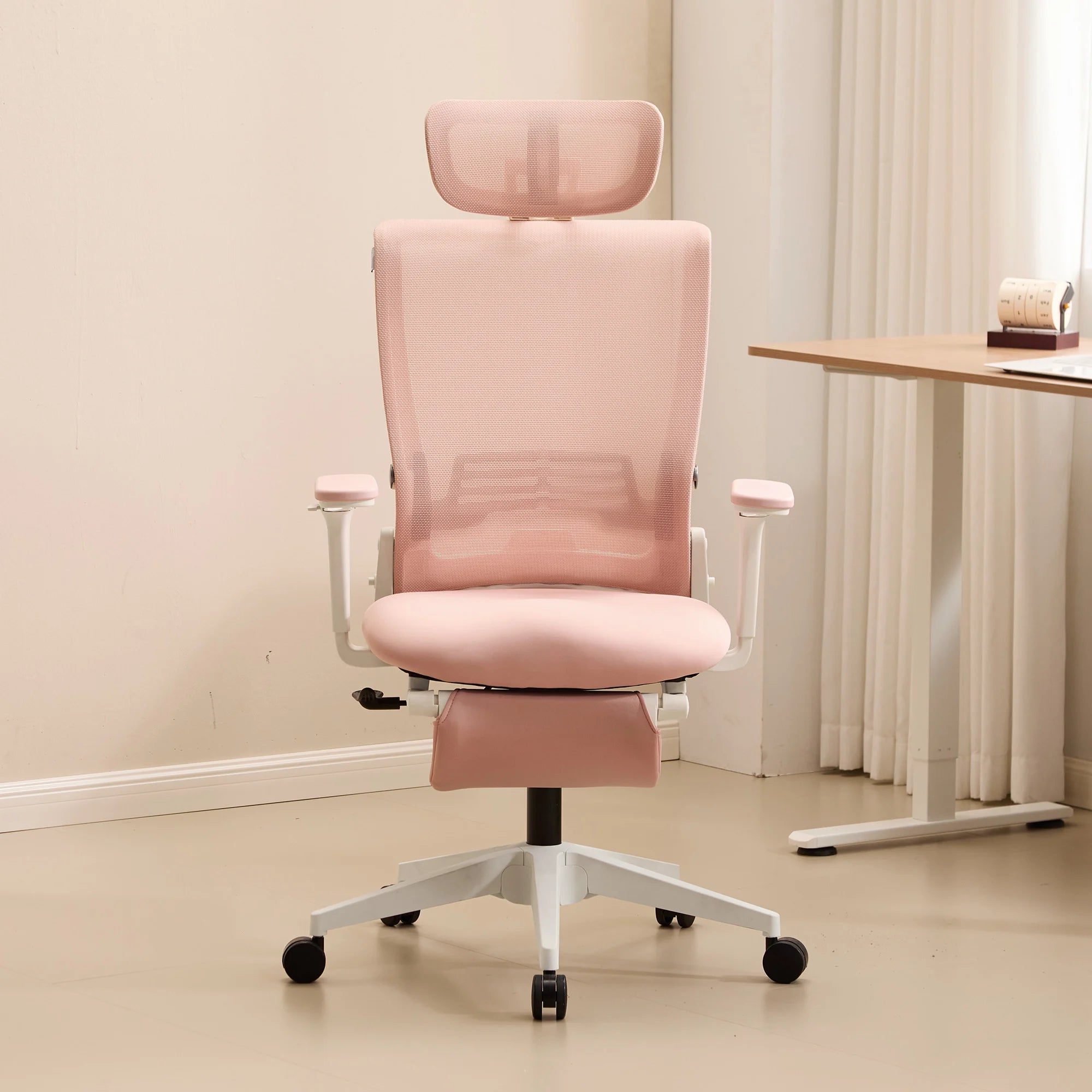 Chaise de bureau ergonomique rose, dossier translucide et appui-tête, base à roulettes